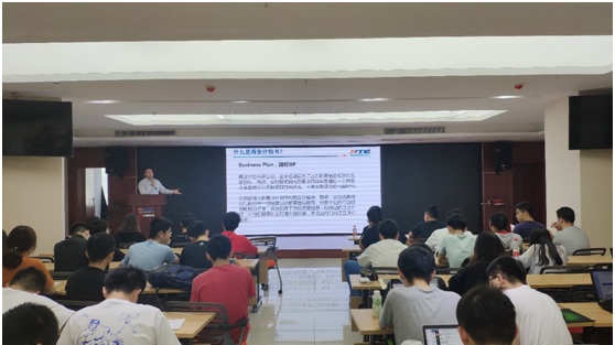 地理信息與計(jì)算機(jī)技術(shù)深度融合，第五屆“互聯(lián)網(wǎng)+”大學(xué)生創(chuàng)業(yè)大賽動(dòng)員會(huì)暨指導(dǎo)報(bào)告會(huì)圓滿(mǎn)召開(kāi)